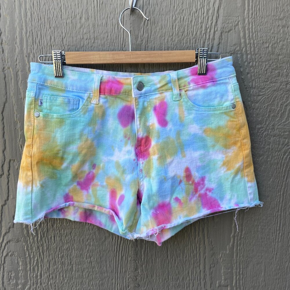 Judy‎ Blue Denim Shorts Women’s Size M Tie Dye Raw Hem Multicolor Boho Hippie